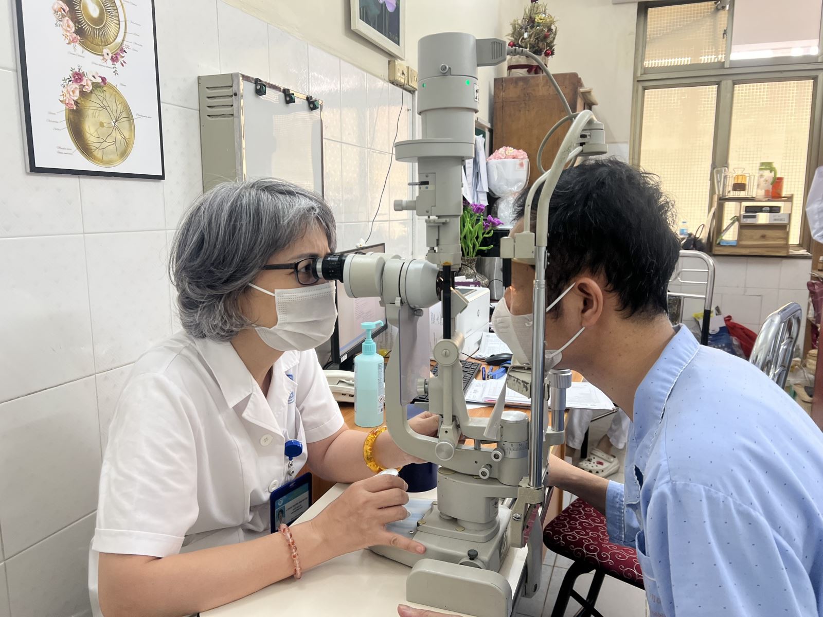 Bác sỹ, TS Thẩm Trương Khánh Vân, Trưởng khoa Chấn thương kiểm tra lại mắt bệnh nhân H, trước khi  chỉ định phẫu thuật hạ nhãn áp